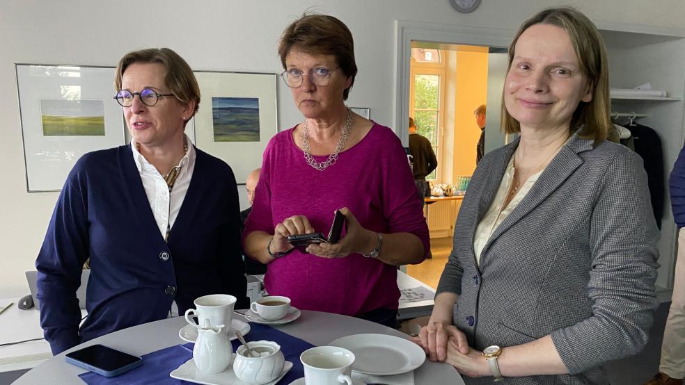 Gedämpfte Stimmung in der Wahl-Zentrale des Landkreis Leer: (von links) Grietje Oldigs-Nannen (CDU), Meta Janssen-Kucz (Grüne) und Anja Freesemann (SPD) bei der Ergebnis-Analyse. © Hanken