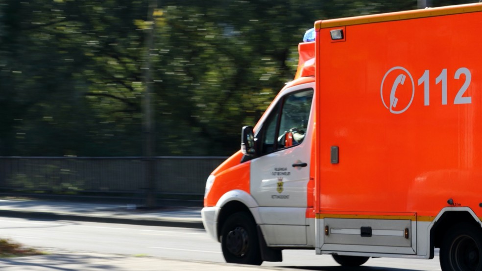 Mit einem Rettungswagen wurde der Verletzte ins Krankenhaus gebracht. © Pixabay