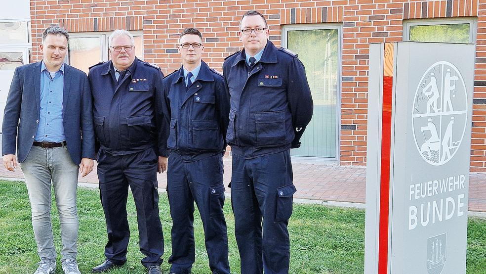 Bürgermeister Uwe Sap mit (von links) Ingfried Battermann, Dennis Iwanoff und Hans-Hermann Leemhuis. © Foto: Gemeinde Bunde