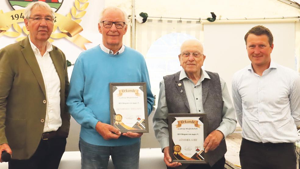 75 Jahre im Verein: Ehrenvorsitzender Heinz- Dieter Schmidt (links) und BSV-Vorsitzende Jan Ubbens (rechts) ehrten die beiden Vereins-Urgesteine Günther Stief und Bernhard Tergast für ihre Vereinstreue.  © Fotos: Ammermann