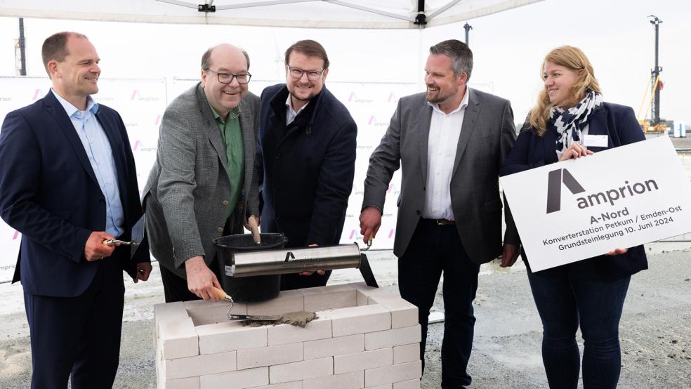 Mauerten eine Zeitkapsel ein: Dr. Hendrik Neumann (CTO Amprion), Christian Meyer (Niedersachsens Umwelt- und Energieminister), Tim Kruithoff (Oberbürgermeister der Stadt Emden), Klaus Wewering (Leiter Netzprojekte Amprion GmbH), Tanja Groß (Projektsprecherin A-Nord, von links). © Amprion