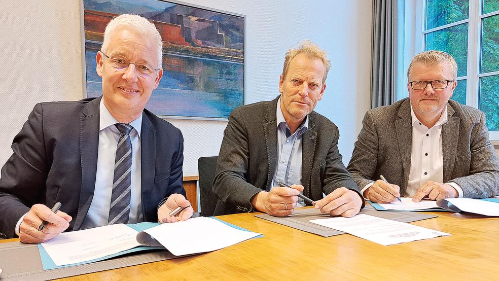 Landrat Matthias Groote mit den Bürgermeistern Geert Müller (Rhauderfehn) und Theo Douwes (Westoverledingen, im Bild von links) gestern bei der Unterzeichnung der Kita-Vereinbarung im Leeraner Kreishaus.  © Foto: Szyska