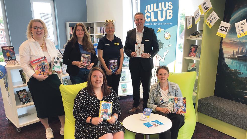 Freuen sich auf den Julius-Club (hinten von links): Constanze Harms (Hesel), Anja Kellermann (Westoverledingen), Sabine Laudien- Fokken (Leer), Andreas Heinl (Regionaldirektor VGH) sowie Sarah Möhlmann (Weener) und Joke Hoogedoorn (Bunde).  © Foto: privat