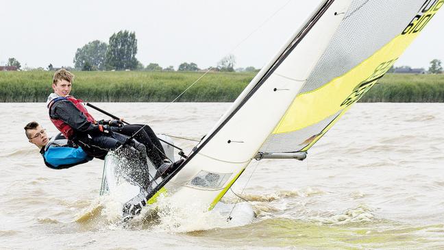 Segler trotzen Wind und Wellen auf der Ems
