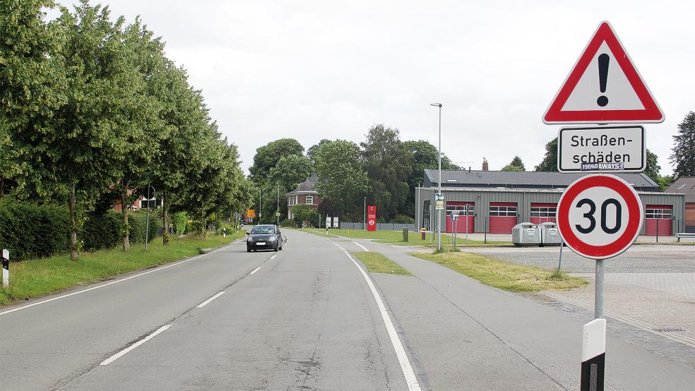 »Ziellinie« des nächsten Bauabschnitts auf der B 436 ist das Feuerwehrhaus in Weener, Höhe Broeksgaste.  © Foto: Busemann
