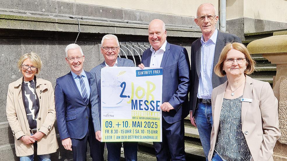 Rühren schon mal die Werbetrommel (von links): Wirtschaftsförderin Andrea Sope (Landkreis Leer), Landrat Matthias Groote, Martin Vorwerk (Firma Friedrich Haug), Leers Bürgermeister Claus-Peter Horst, Norbert Schulte-Lübken (Firma Friedrich Haug) und Martina Salie (Stadt Leer).  © Foto: Stadt Leer