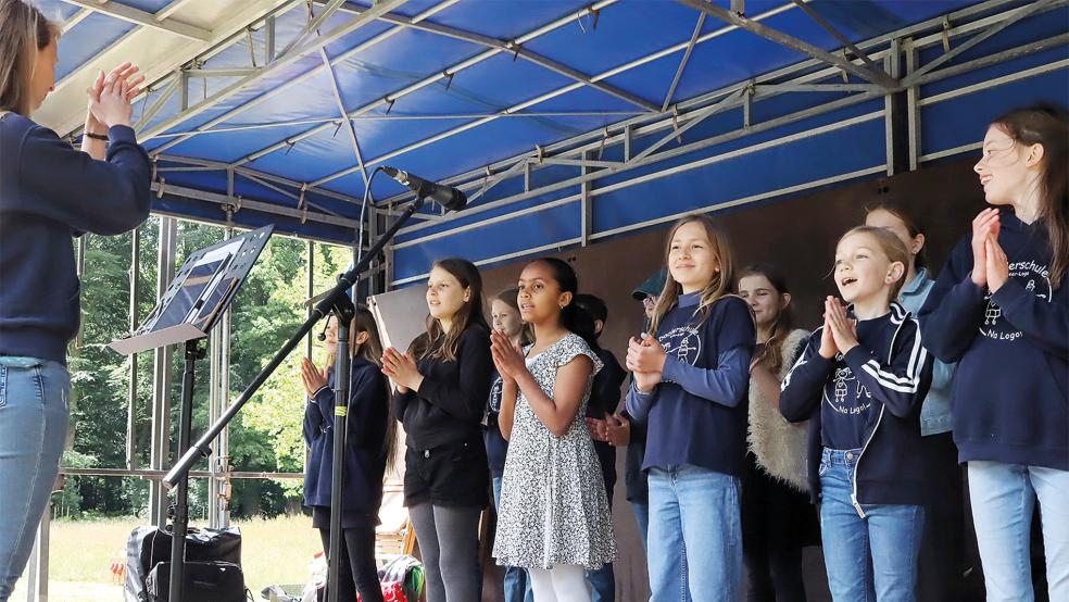Jungen und Mädchen der vierten Klasse der Daalerschule aus Loga sangen beim Julianenparkfest auf der großen Bühne.  © Ammermann