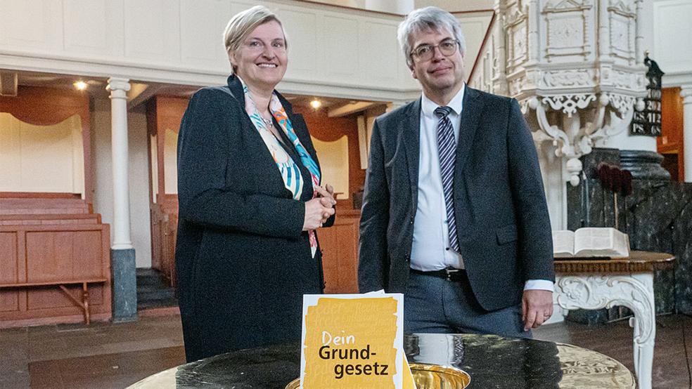 Dagmar Pruin und Helge Johr predigten zusammen aus Anlass des 75-jährigen Bestehen des Grundgesetzes.  © Foto: Ulf Preuß