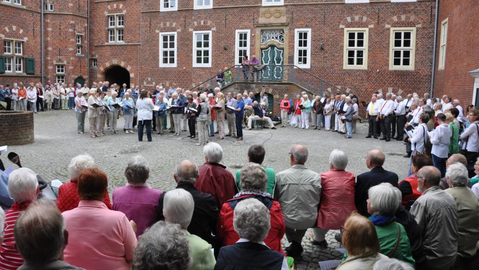 Nicht mehr wie in früheren Zeiten im Innenhof der Haneburg (Bild), sondern in der Großen Kirche findet das "Offene Singen" am Montag statt. © Wolters