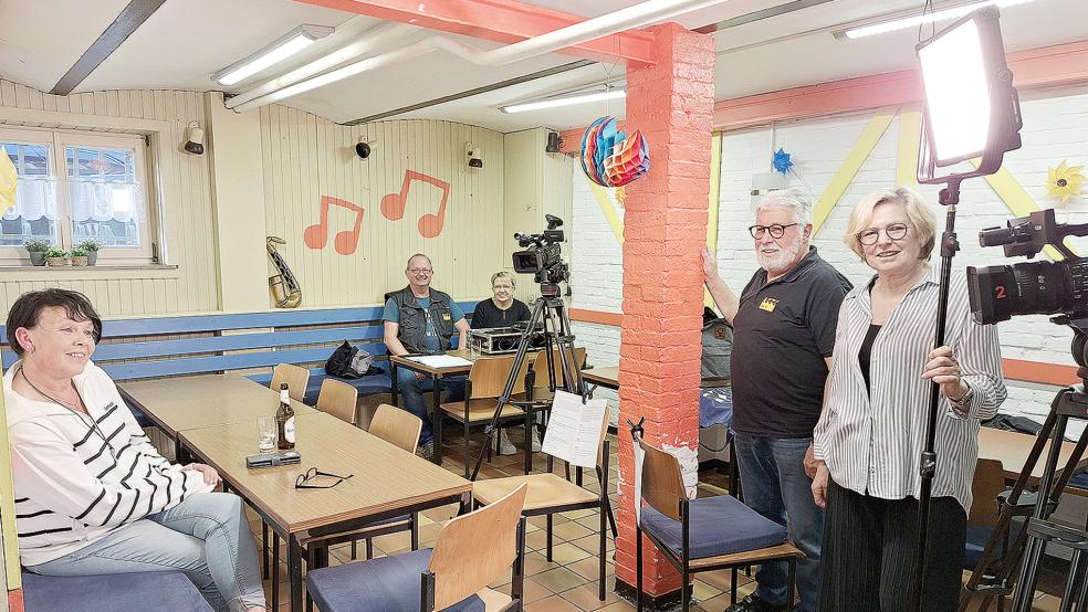 Und »Action!«: Die Filmfreunde drehten im Haus der Vereine des TMV. Das Foto zeigt (von links): Anja Oltrop (Hauptdarstellerin), Metto Lübbers (Klappe), Hanne Poelmann (Ton), Gerhard M. Willms (Kamera), Erika Windeler (Darstellerin und Kamera). Nicht auf dem Bild sind Monika Fricke (Darstellerin), Alfred Poelmann (Ton) und Friederich Sap (Regie und Kamera).  © Foto: Privat