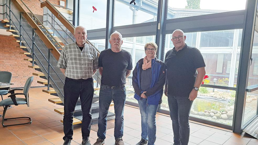 Nun offiziell ernannt: Die drei Ortsvorsteher (v.l.) Holger Stübig (Nendorp), Nanno Broß (Midlum) und Hilde Hommers (Pogum) mit Bürgermeister Hans-Peter Heikens.  © Foto: Gemeinde Jemgum