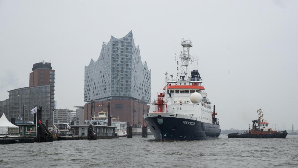  Das Forschungsschiff «Meteor» ist auf dem Weg von der Norderwerft zum Anleger Überseebrücken. Es soll in Emden fit für die letzten Expeditionen gemacht werden. © Charisius/dpa