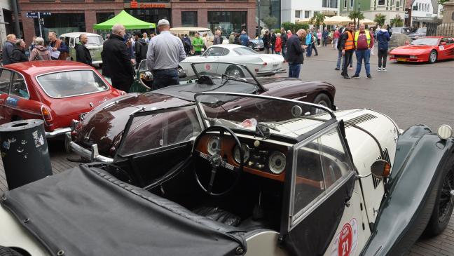 Oldtimer-Rallye machte Station am Denkmal