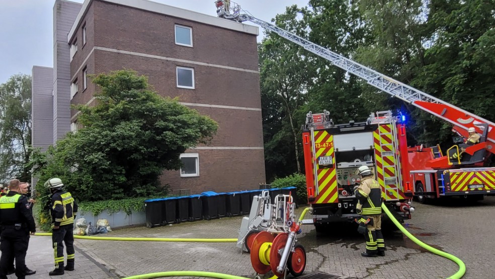 Die Feuerwehren aus Leer, Bingum und Loga rückten mit rund 40 Einsatzkräften zum Schreiberskamp aus. © Wolters