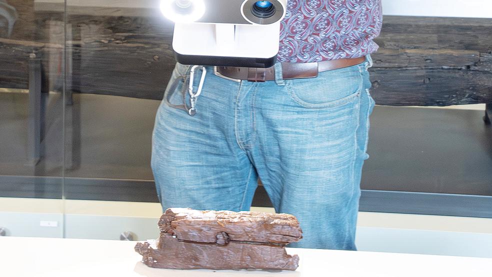 Mike Belasus erfasst mit einem handgehaltenen Streifenlichtscanner dreidimensional Überreste eines alten Bootes.  © Foto: Ostfriesische Landschaft