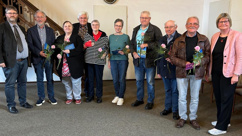 Einige Mitglieder der Synode Rheiderland wurden verabschiedet und bekamen ein kleines Dankeschön. Are Nap (links) wurde erneut zum Presse gewählt.  © E. Lindemann