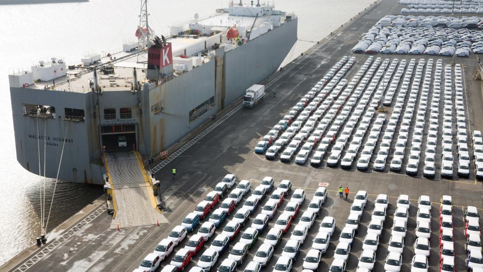 Fahrzeuge stehen im Hafen von Emden zur Verschiffung bereit.  © Sarbach (dpa/Symbolfoto)