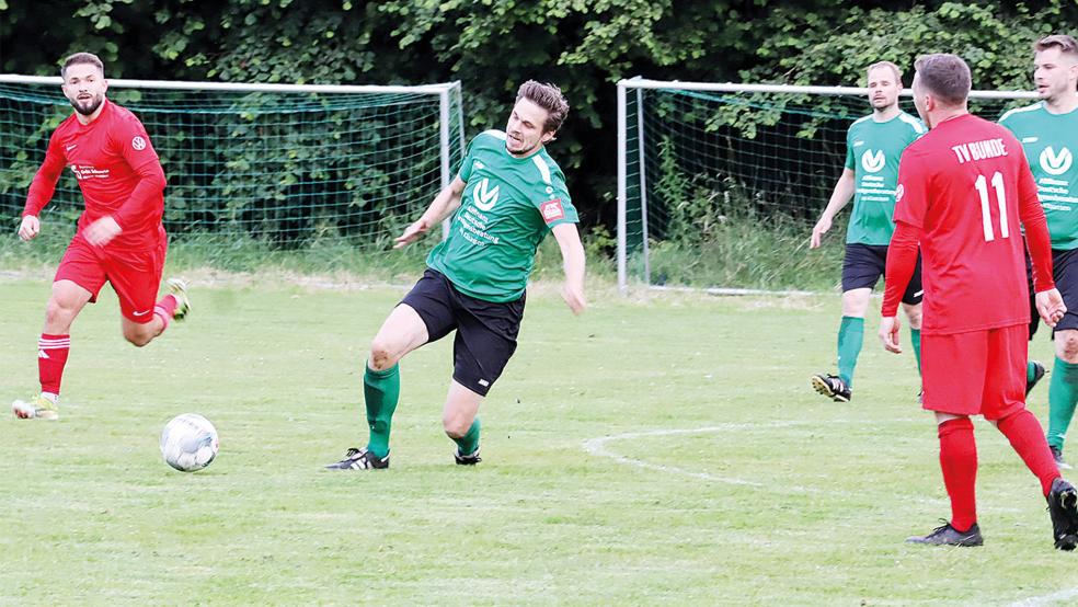 Henning Albers (grünes Trikot/Bildmitte) machte das Spiel mit seinen 1:2 noch einmal richtig spannend.  © Foto: Ammermann