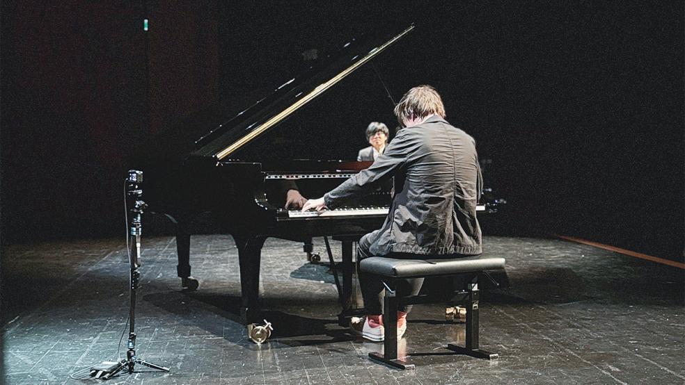 Machten gemeinsame Sache in Leer: Die Ausnahmepianisten Kit Armstrong und Michael Wollny.  © Foto: Krämer