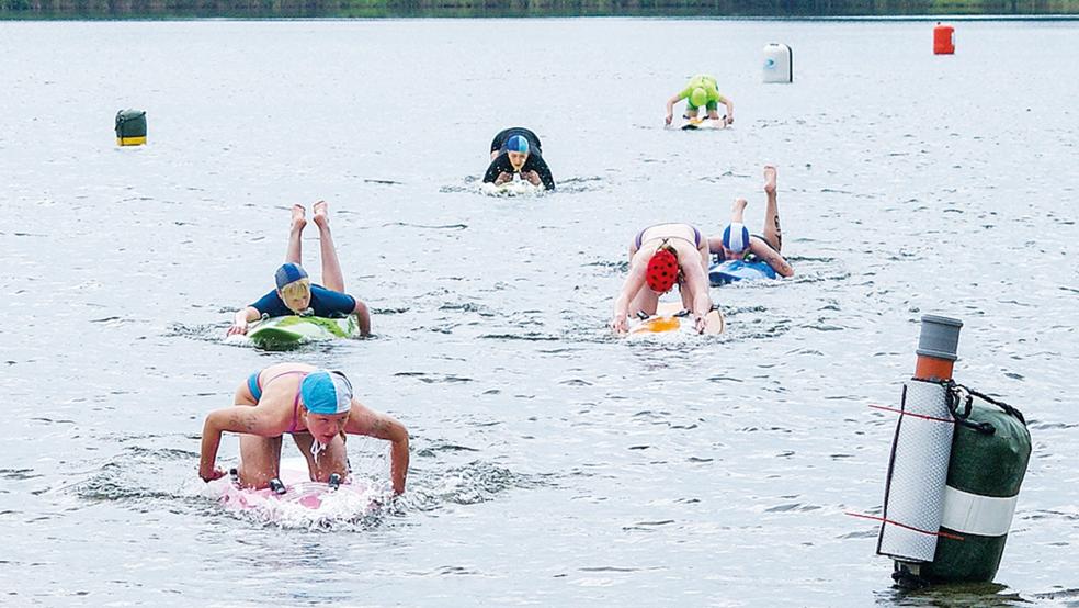 Die Rettungsschwimmer (vorne Merle Klinkenborg) mussten mit ihren Boards einen Parcour absolvieren.  © Fotos: DLRG Weener
