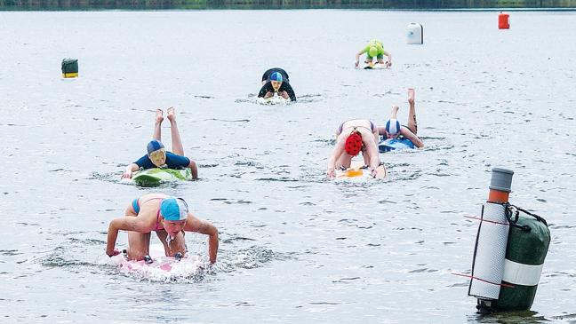 Rettungssportler sprinten, paddeln und schwimmen