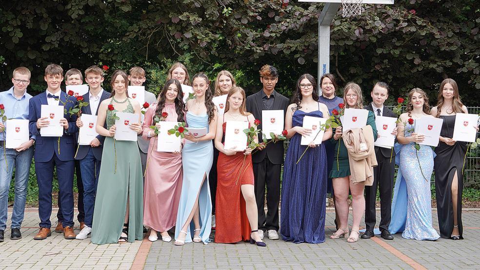 Die einzige Klasse des Gymnasial-Zweigs posierte zum Abschluss mit Blumen und Urkunden.  © Fotos: Arnold 