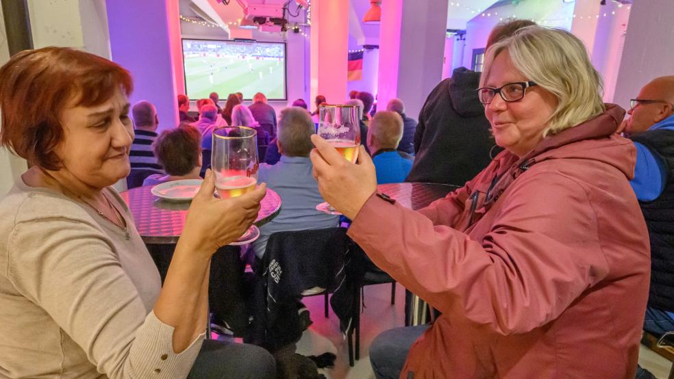 Prost auf den Sieg: Auch Marlies Bergmann (links) und Annett Henkel schauten beim "Public Viewing" im "Hafen55" vorbei. © Bruins
