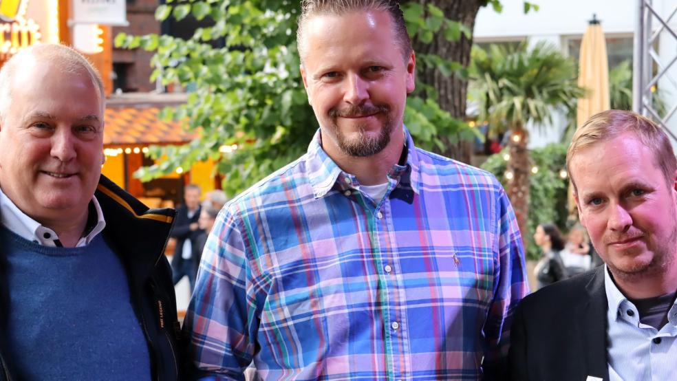 Bürgermeister Claus-Peter Horst ( von links) eröffnete am Freitagabend gemeinsam mit dem Vorsitzenden des Vereins reisender Schausteller Ostfriesland, Timo von Halle, sowie Tommy Wilken das Leeraner Stadtfest. © Ammermann