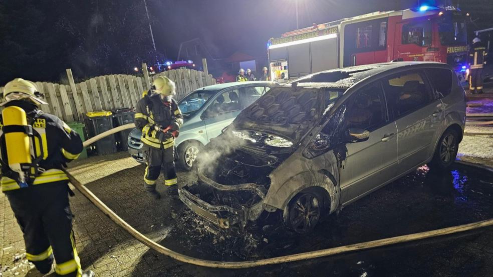 Ein Auto stand in der Nacht auf Sonnabend in Brand. © Feuerwehr Großheide