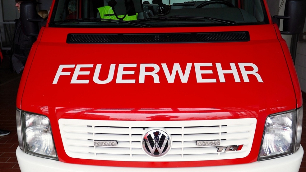 Ein Feuerwehr-Fahrzeug landete nach einem Unfall im Graben. Vom Verursacher fehlt jede Spur.  © Pixabay