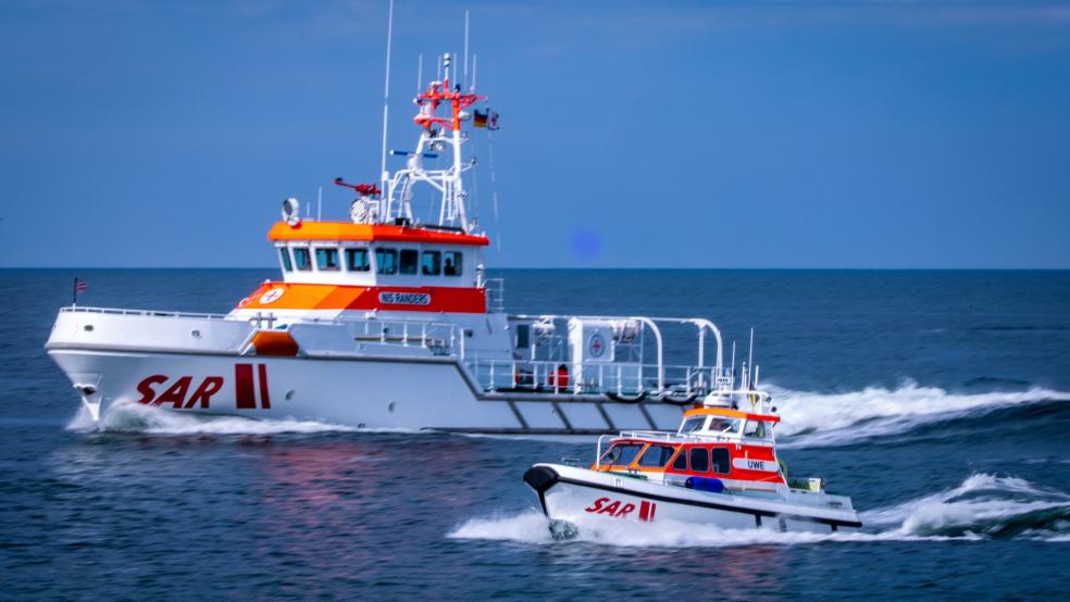 Auch Seenotrettungschiffe der DGzRS waren bei der Suche im Einsatz. © Büttner/dpa