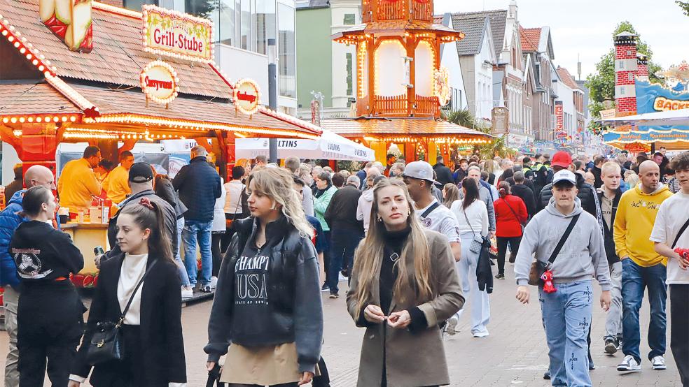 Bereits am frühen Samstagabend füllte sich die Leeraner Innenstadt.  © Fotos: Ammermann