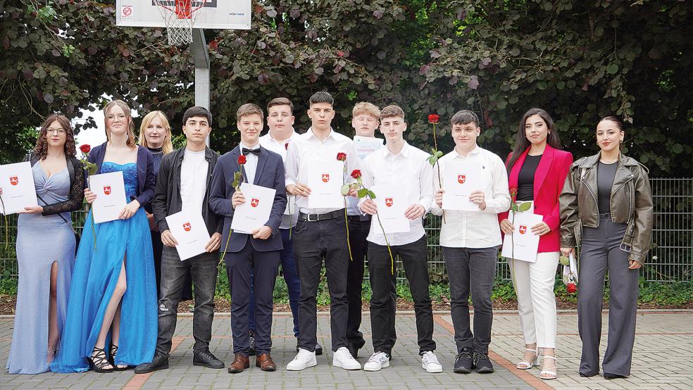 Die Schülerinnen und Schüler der Klasse G10a erhielten ihre Abschlusszeugnisse.  © Fotos: Arnold