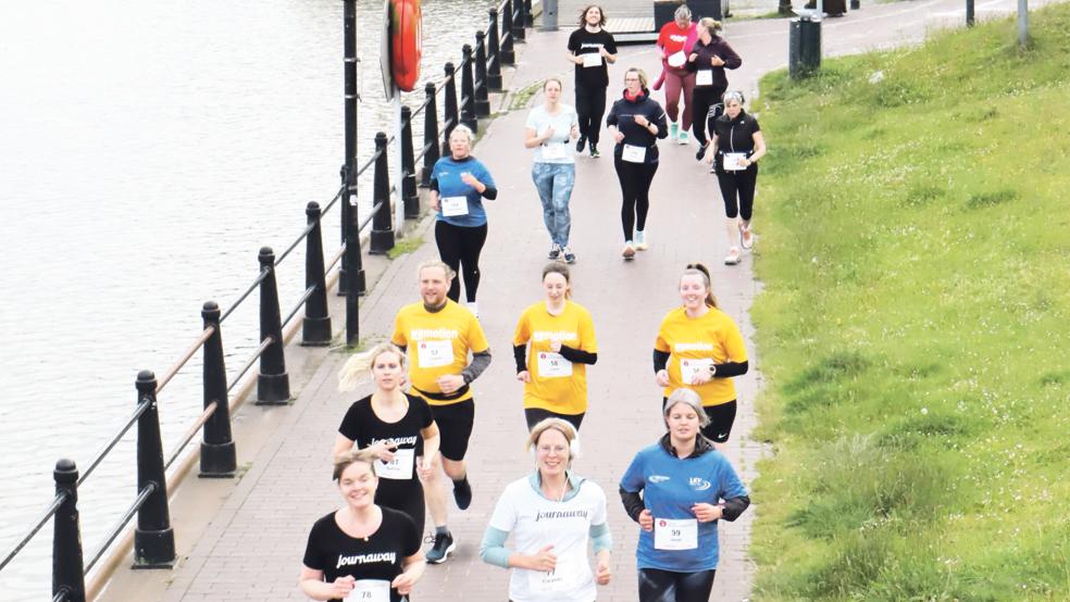 Der Mitsommernachtslauf bot spannende Rennen um den Leeraner Hafen.  © Foto: Ammermann