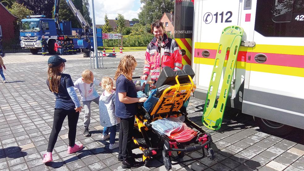 Das Team des Deutschen Roten Kreuzes stellte seine Arbeit am »Tag der offenen Tür« am Feuerwehrhaus Bunde sehr anschaulich am Rettungswagen vor.  © Fotos: Janssen