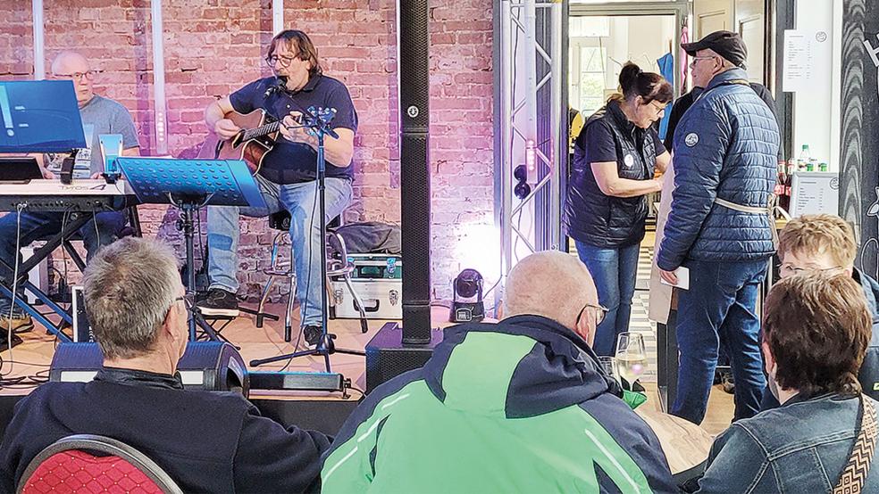 Der Jemgumer Musiker »Biber« Behrends trat am Nachmittag als erster Künstler bei »Jemgum live« im Bürgerhaus auf.  © Fotos: Wolters