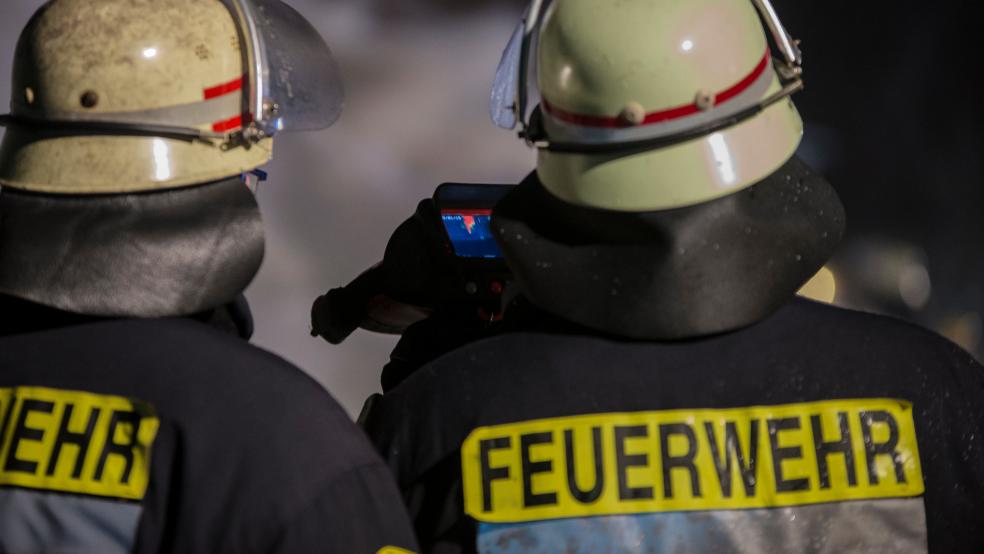 Feuerwehrkräfte (Beispielbild) bekämpfen derzeit einen Großbrand in einem Autohaus in Wiesmoor. © Penning (Archiv)