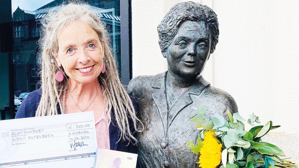 Neben der Skulptur von »Platt-Ikone« Heidi Kabel freut sich Birgit Rutenberg über den Gewinn des dritten Preises beim »Vertell doch mal«-Wettbewerb.  © Foto: privat