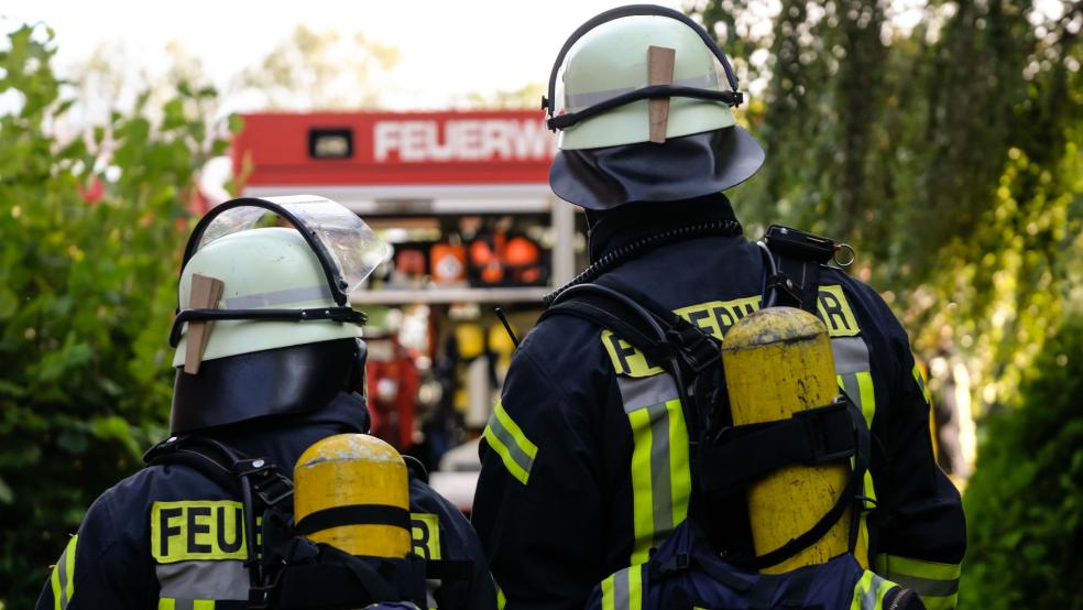 Feuerwehrleute (Beispielbild) verhinderten ein Übergreifen der Flammen. © Penning (Beispielbild)