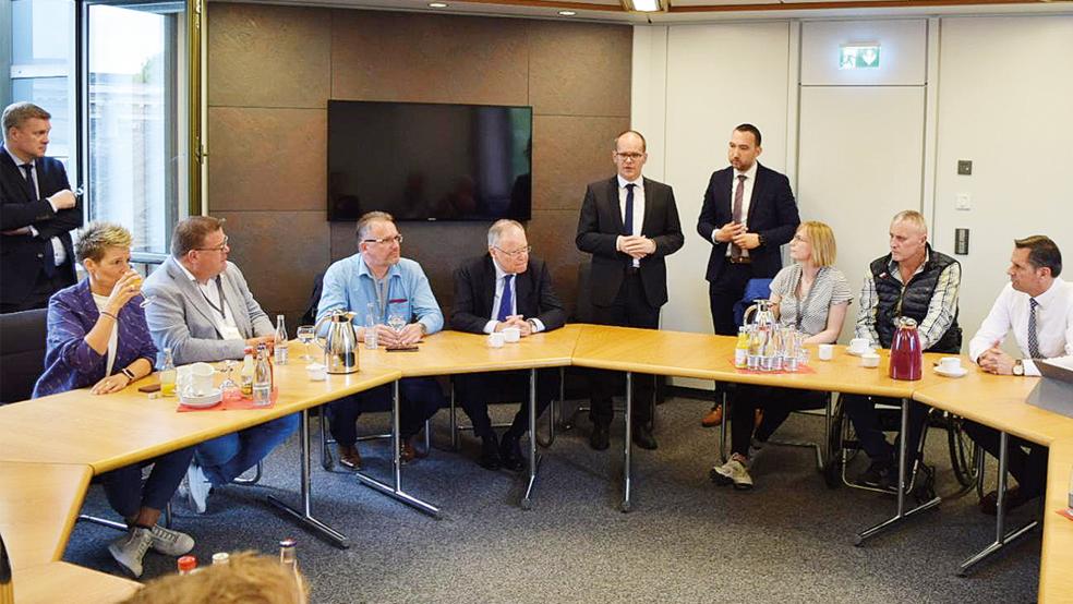 An der Sitzung im Landtag nahmen auch Vertreter des Meyer-Betriebsrates und der Gewerkschaften teil. Anschließend traf man sich mit Ministerpräsident Stephan Weil, Wirtschaftsminister Olaf Lies und SPD-Fraktionschef Grant Hendrik Tonne.  © Foto: privat