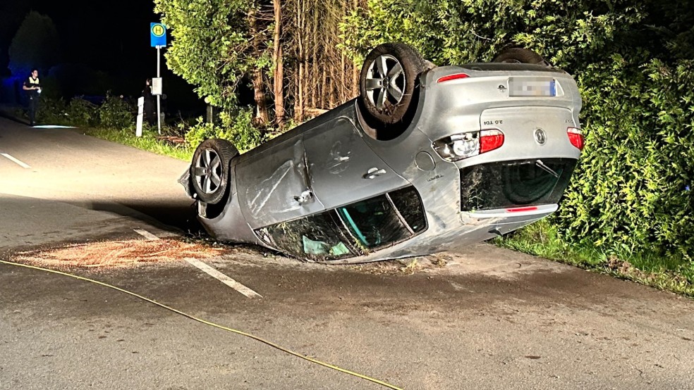 Nach dem Zusammenprall mit Bäumen und Sträuchern blieb das Auto auf dem Dach liegen. © Feuerwehr Aurich