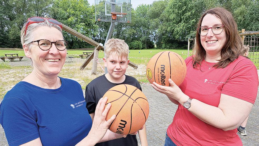 Runde Sache: Schulleiterin Tabea Simon (rechts) und Konrektorin Annette Moll - hier mit Schüler Leander am Basketball-Korb - hatten beim Spiel- und Sporttag alles im Griff.  © Foto: Szyska
