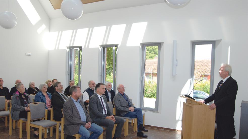 In der lichtdurchfluteten Andachtshalle begrüßte Heiko Rademaker (am Rednerpult) gestern die Gäste im Trauerzentrum.  © Fotos: Hoegen