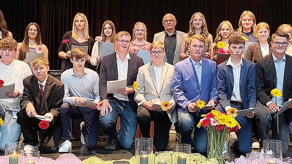 146 Schülerinnen und Schüler haben die Freie Christliche Schule Ostfriesland verlassen. Im Bild einige Schüler der Klasse 10c.  © Foto: FCSO