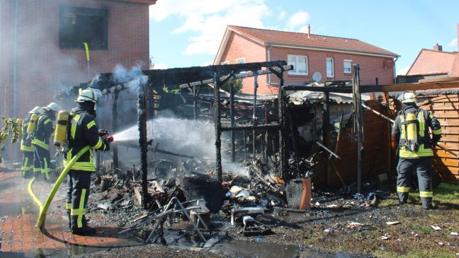 Schuppenbrand greift fast auf ein Wohnhaus über