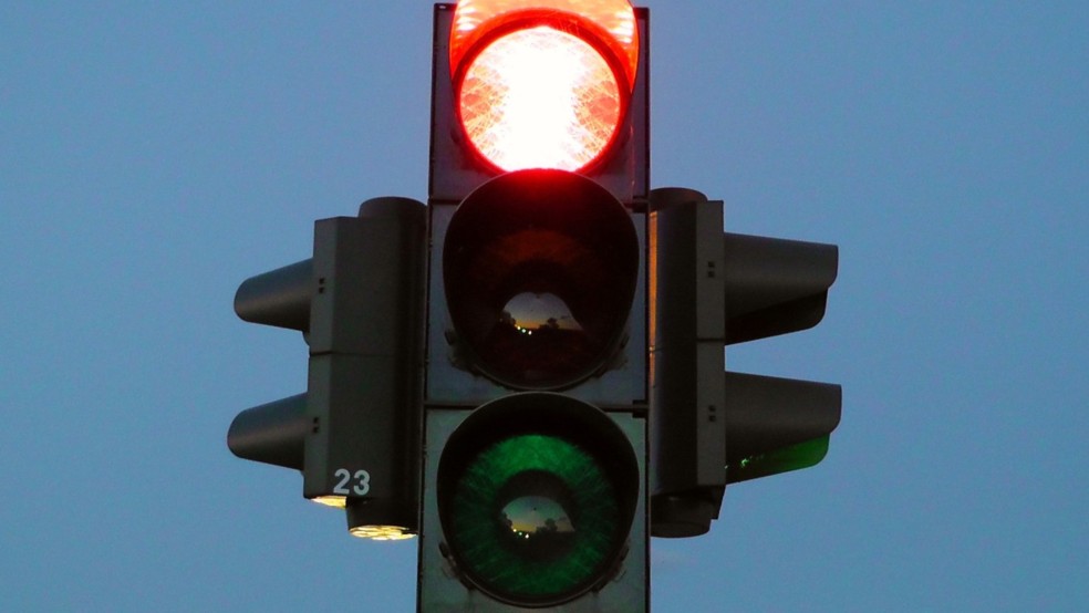 Ein Mann ignorierte mit seinem Fahrzeug eine rote Ampel, das wurde einem Jugendlichen auf seinem E-Scooter beinahe zum Verhängnis. © Pixabay