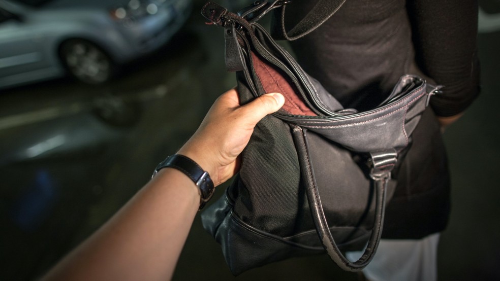 Eine Handtasche ist einer 67 Jahre alten Rheiderländerin gestohlen worden. © killig/dpa