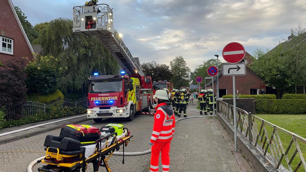 Neben einem großen Aufgebot der Feuerwehr war auch der Rettungsdienst vor Ort im Einsatz. © Feuerwehr