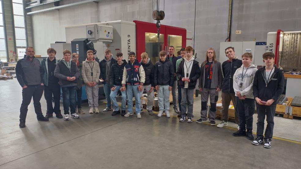 15 Oberschüler und Lehrer Jan Becker besichtigten die Firma "Nyblad" in Papenburg.  © Privat