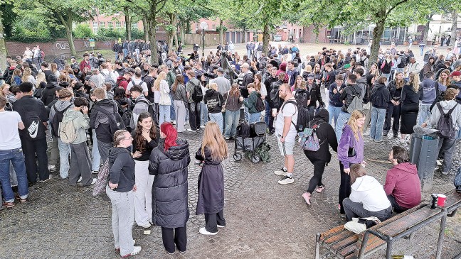 300 Jugendliche trotzen auf »School’s Out«-Party dem Regen